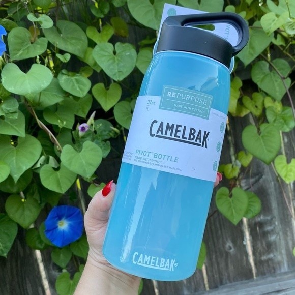 NWT-CAMELBAK Blue 32 OZ, BPA, BPS & BPF Free Pivot Water Bottle - Picture 1 of 5